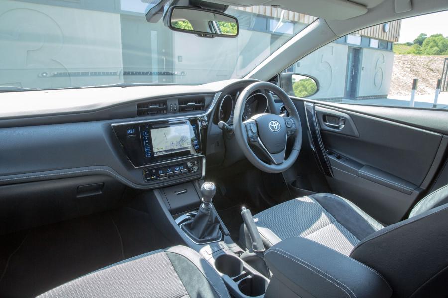 Торпедо Toyota Auris 2015 года  (UK) (фото 39 из 43)